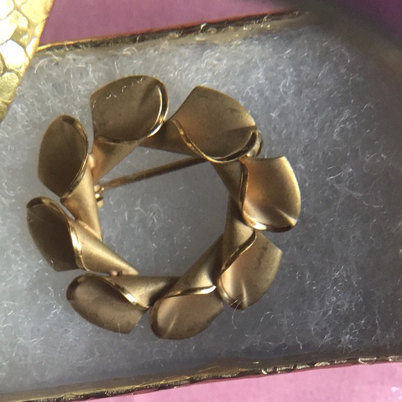 Unique Vintage Classic Leafy Wreath Shape 14kt/1/20 Gold filled, signed brooch. - Picture 7 of 8